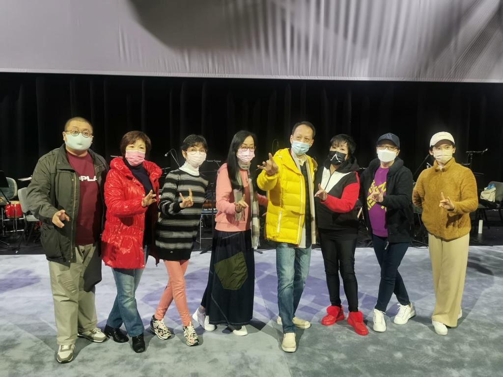 李龍（右4）、南鳳（右3）等老倌於冬至當日聚首排練。