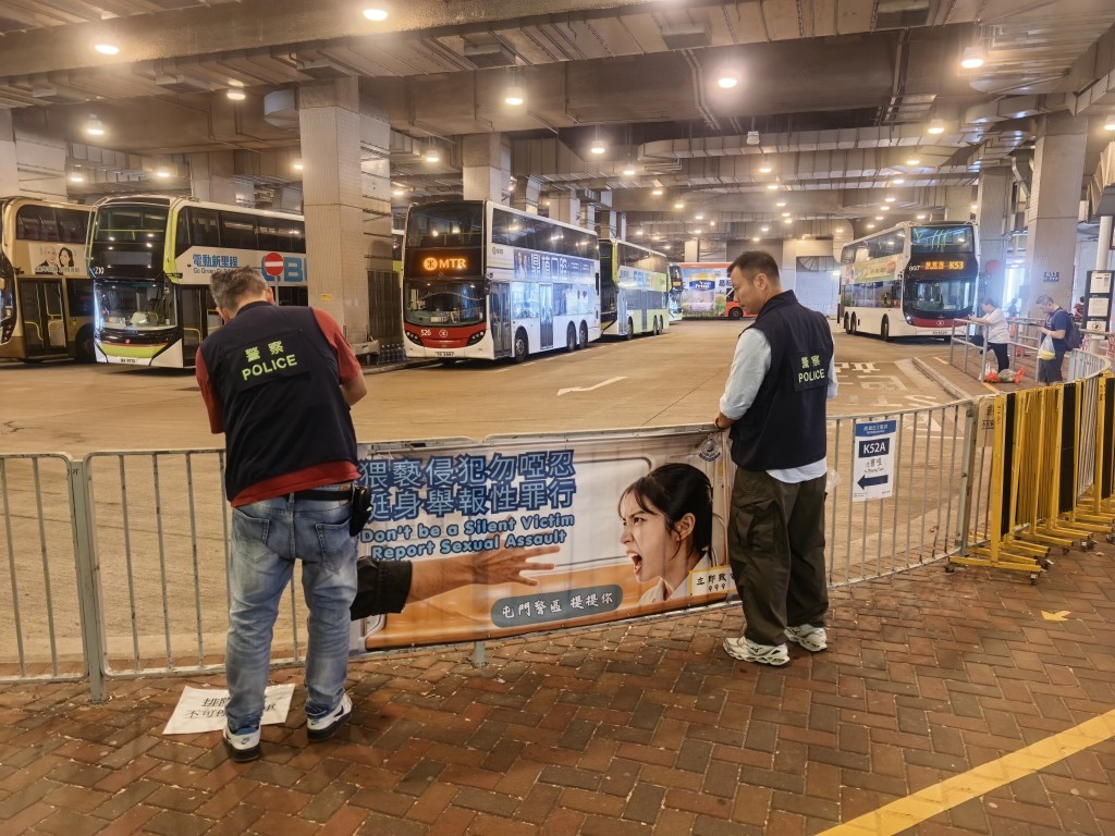 警區在交通交匯處懸掛宣傳橫額。 警區在交通交匯處懸掛宣傳橫額。