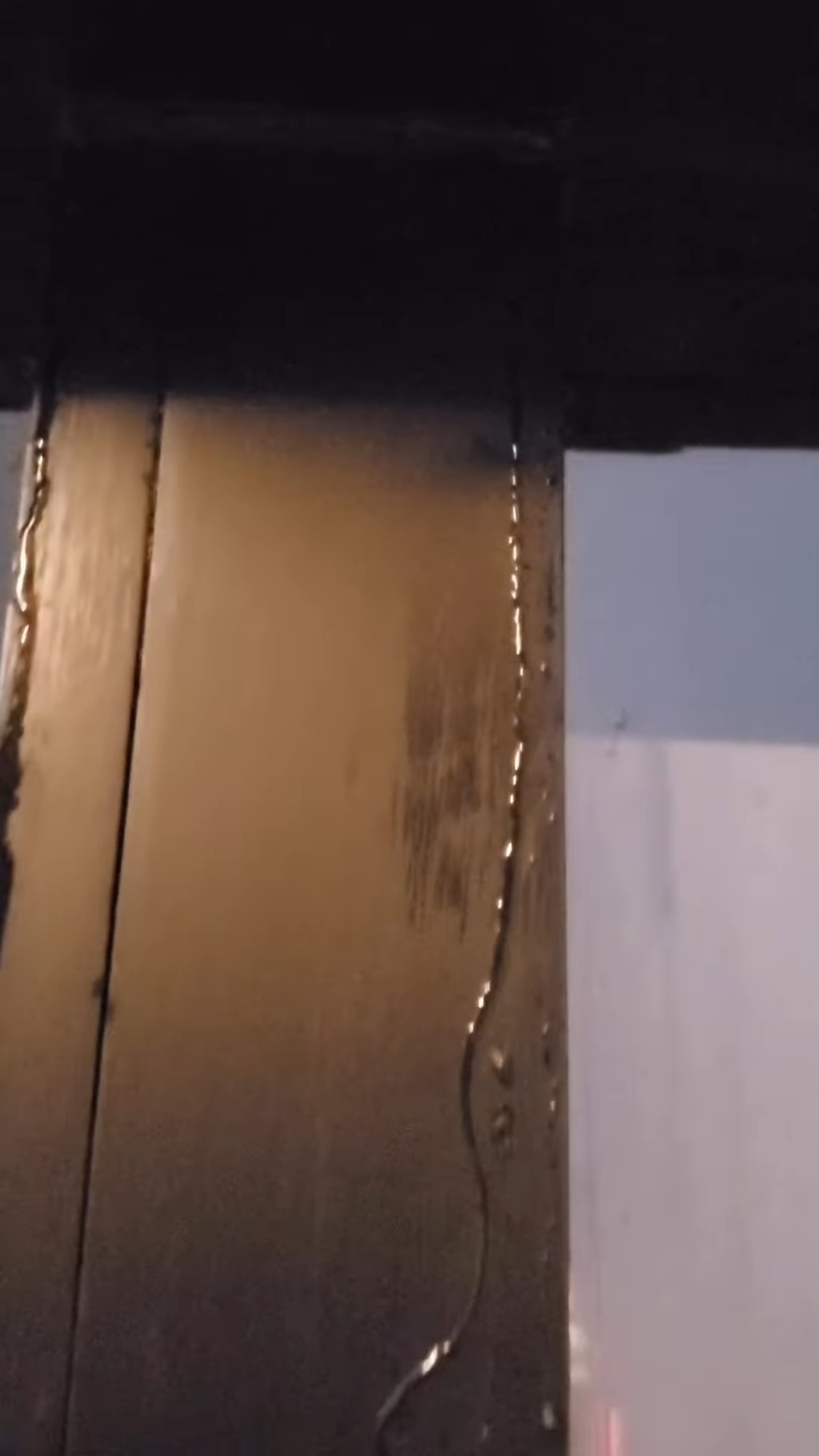 原来阿Sa家中的窗户亦有渗水的情况。