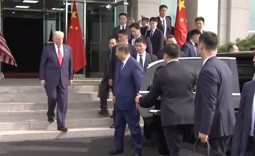 中美元首會晤結束後,特朗普總統送習近平主席上車。 央視 中美元首會晤結束後,特朗普總統送習近平主席上車。 央視