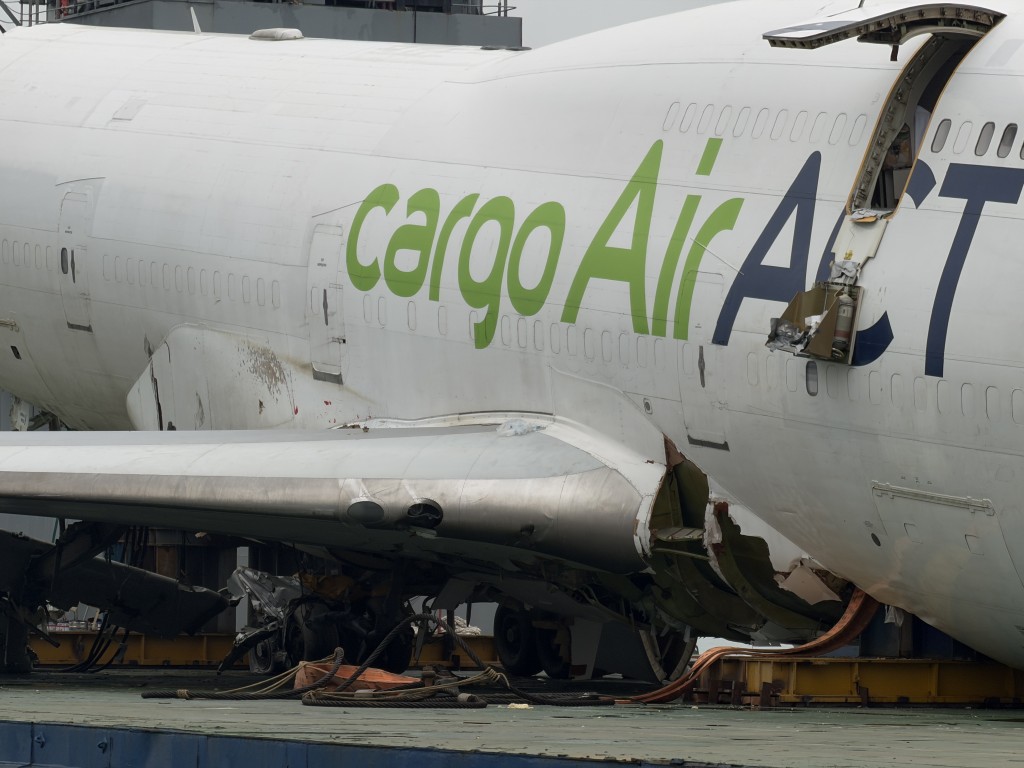 貨機機門打開,機翼亦損毀。 貨機機門打開,機翼亦損毀。