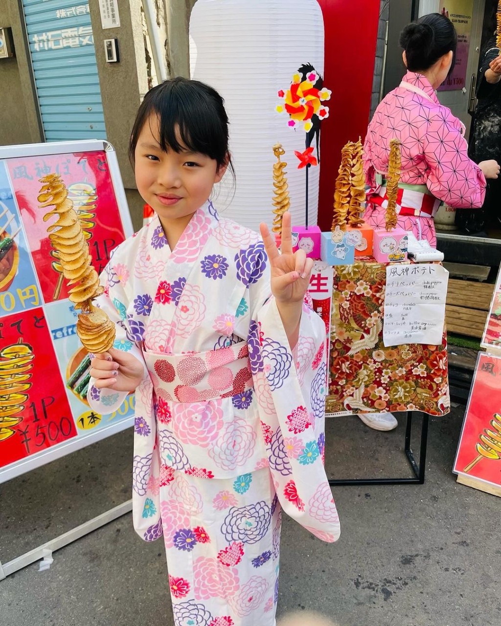 趁着假期跟家人去日本旅行，穿上和服的菁菁已略帶少女味。（圖片來源：受訪者提供）
