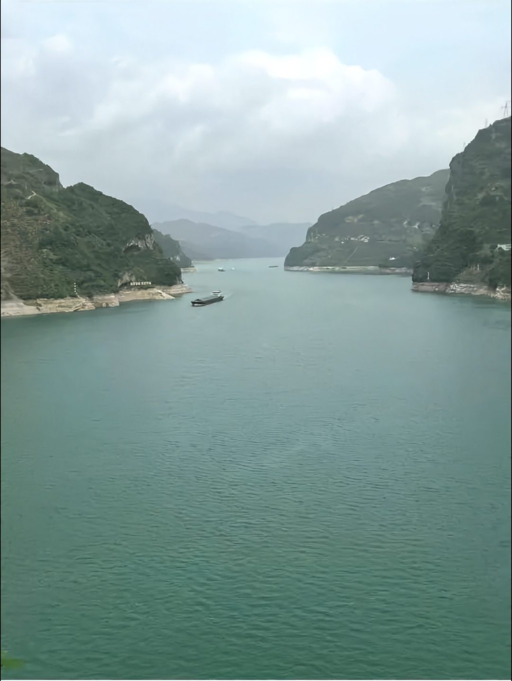 這座爆紅的「小狗山」位於三峽大壩上游的秭歸縣牛肝馬肺峽對岸。 這座爆紅的「小狗山」位於三峽大壩上游的秭歸縣牛肝馬肺峽對岸。