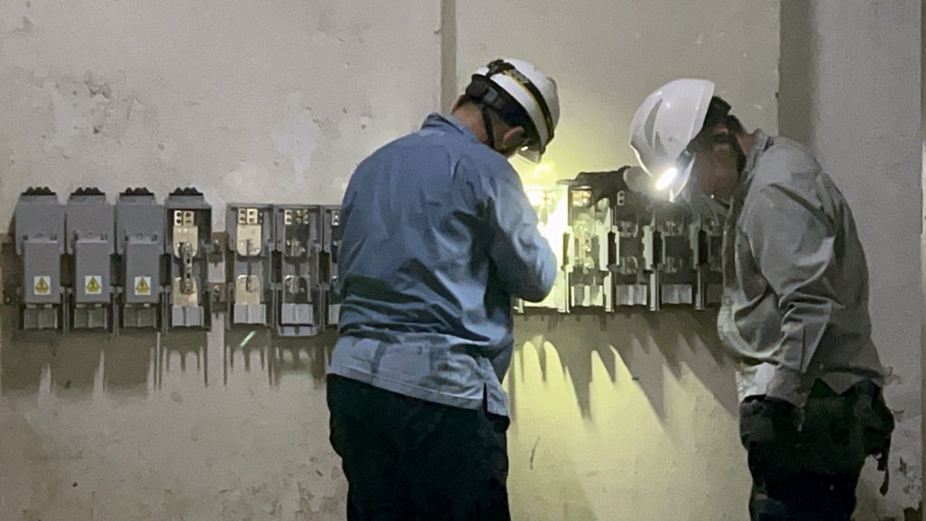 中電工人搶修。 中電工人搶修。