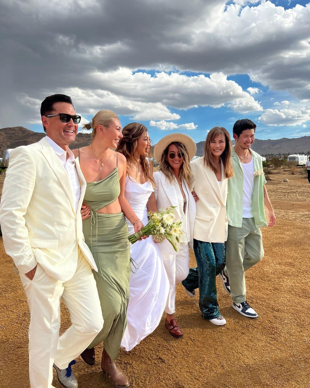 王跃颖（右）去年出席家姐王曼喜与伴侣Elaine在加州举行的同性婚礼。
