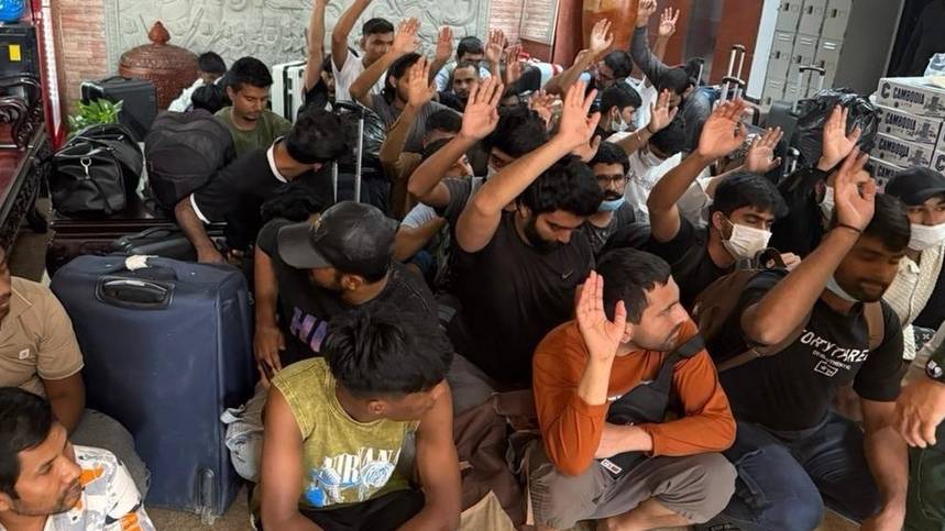 金邊警方於1月16日拘捕涉嫌從事網絡詐騙外籍人員共75人。 柬中時報