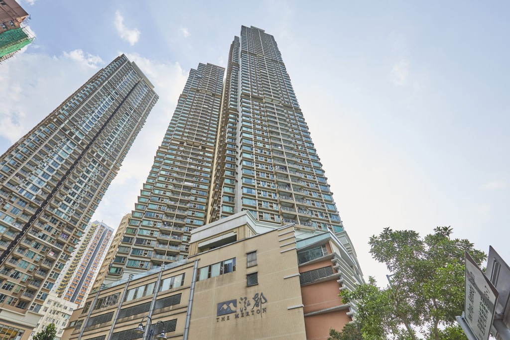 泓都由市建局與新世界合作發展,共有3座,樓高43至49層,合共提供1182伙,於2004年起陸續入伙。 泓都由市建局與新世界合作發展,共有3座,樓高43至49層,合共提供1182伙,於2004年起陸續入伙。