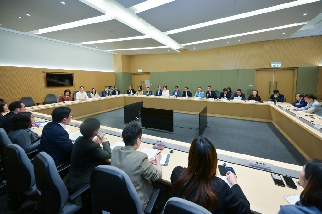 政府會全面考慮各項因素,提出不同的措施。黃偉綸FB圖片 政府會全面考慮各項因素,提出不同的措施。黃偉綸FB圖片