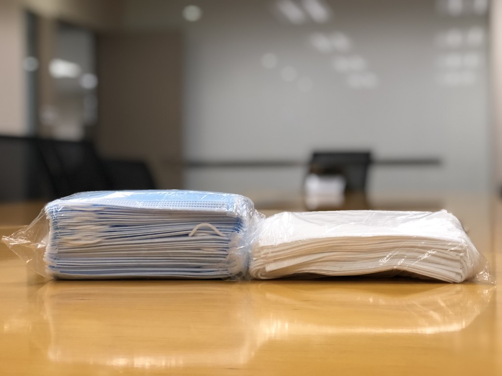 同一批次的產品,口罩顏色及厚度卻不相同。