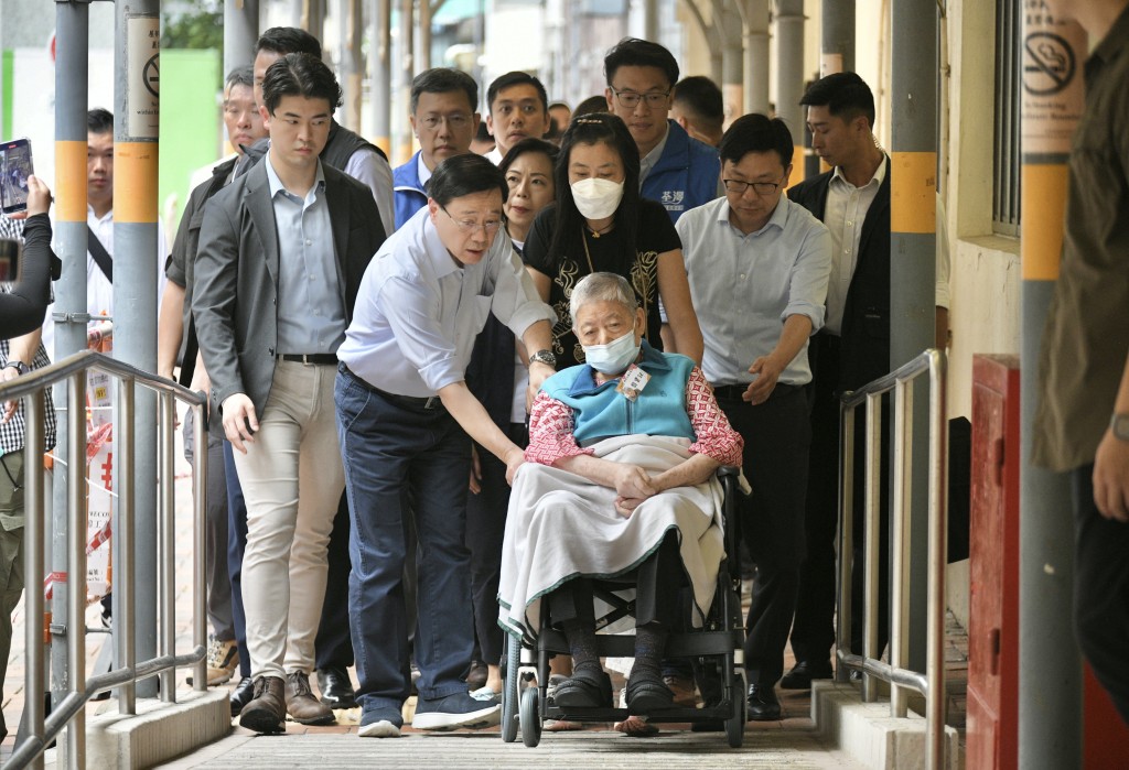 李家超（前排左）送91岁的黎婆婆（前排右）回长者中心。陈浩元摄