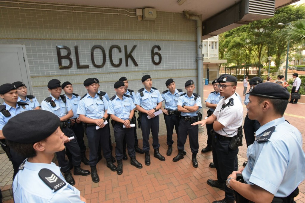 屯門反黑組收集疑犯特徵，派出機動部隊上樓。黃文威攝