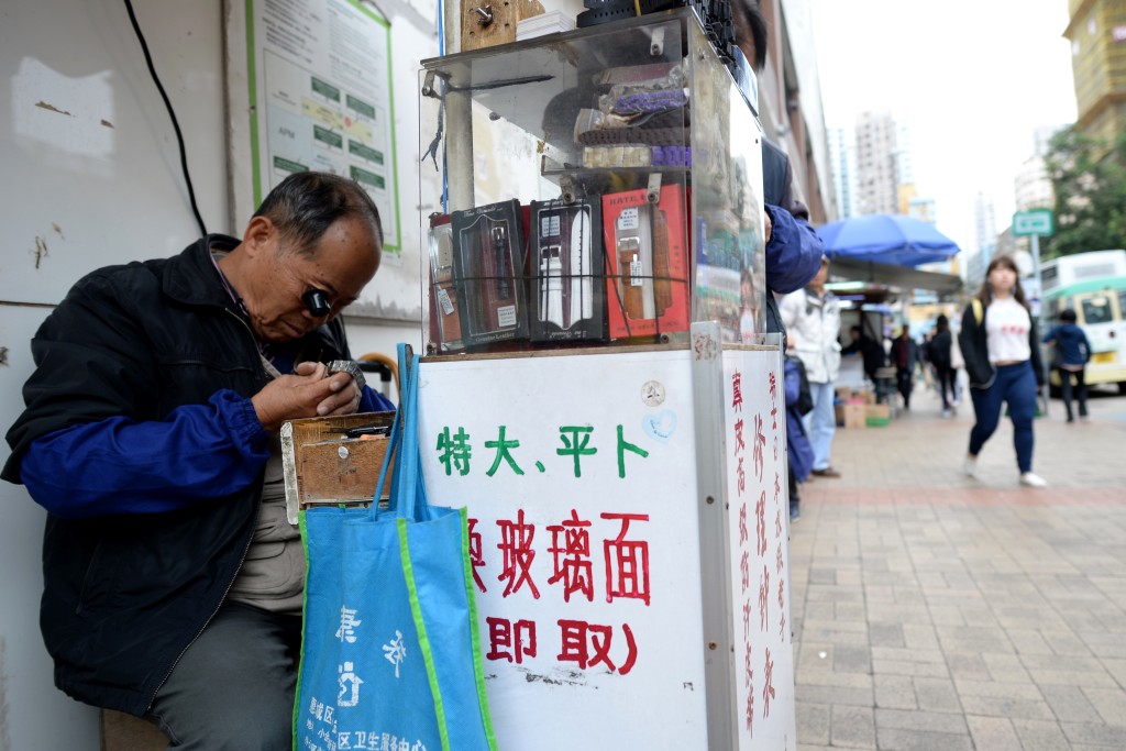 裕民坊重建前光景，商店及工匠林立。(資料圖片)