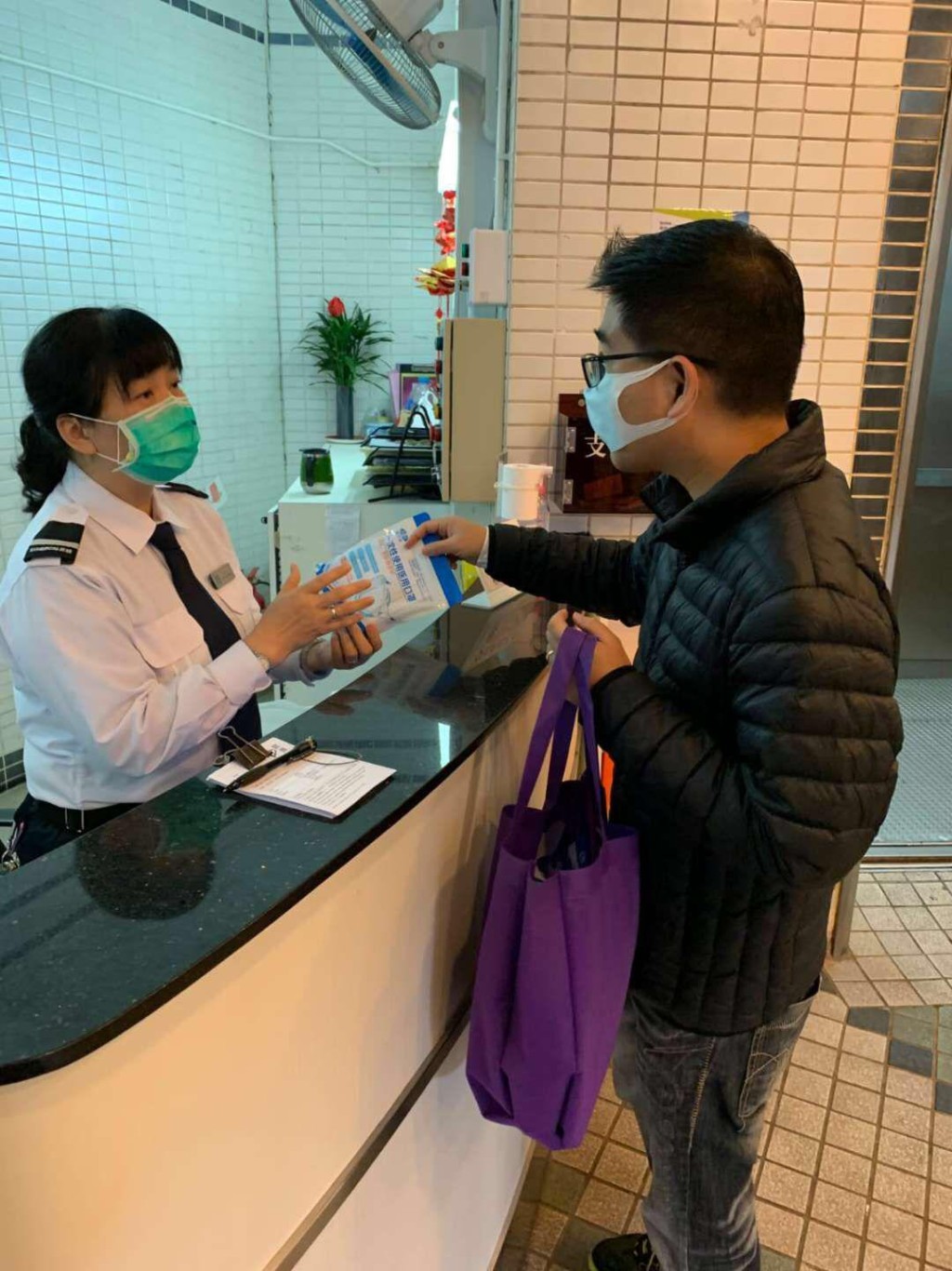 全港社區抗疫連線向保安員派發口罩。