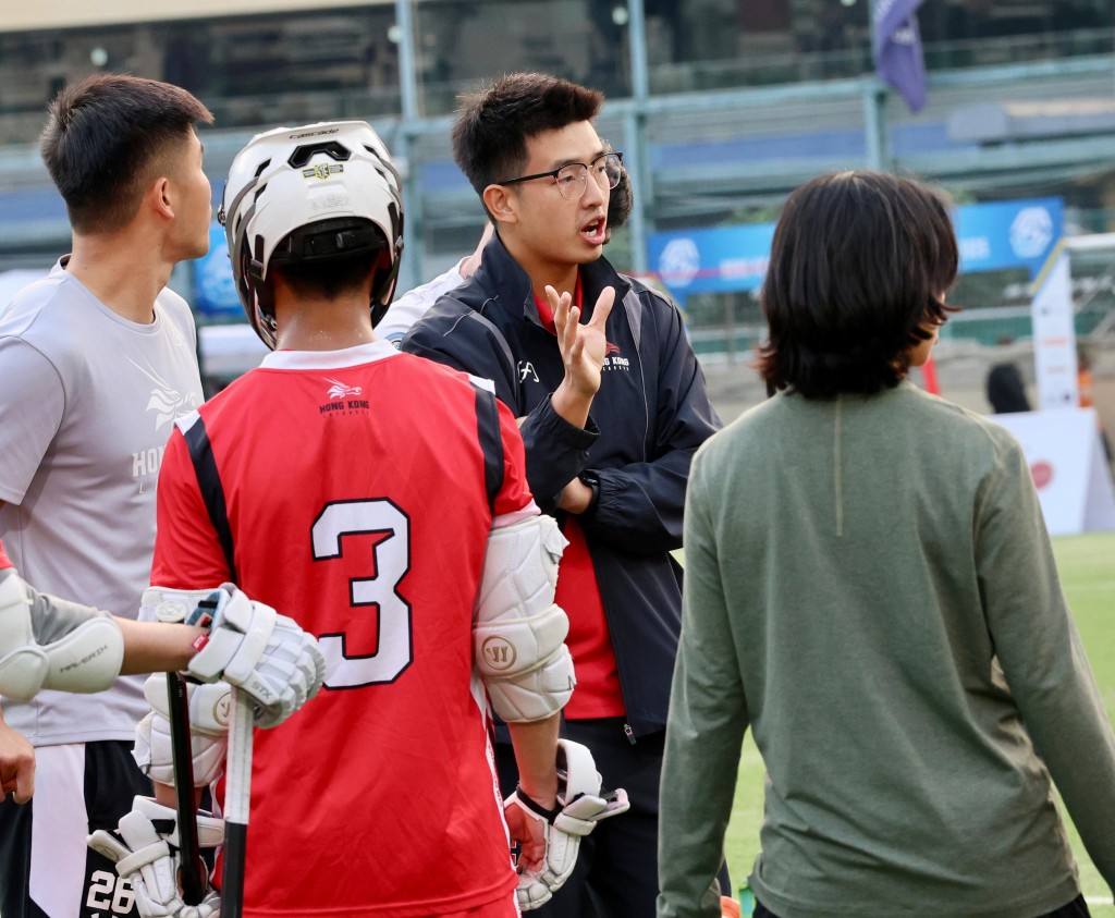 香港男子队教练周旨航（黑衫)。徐嘉华摄
