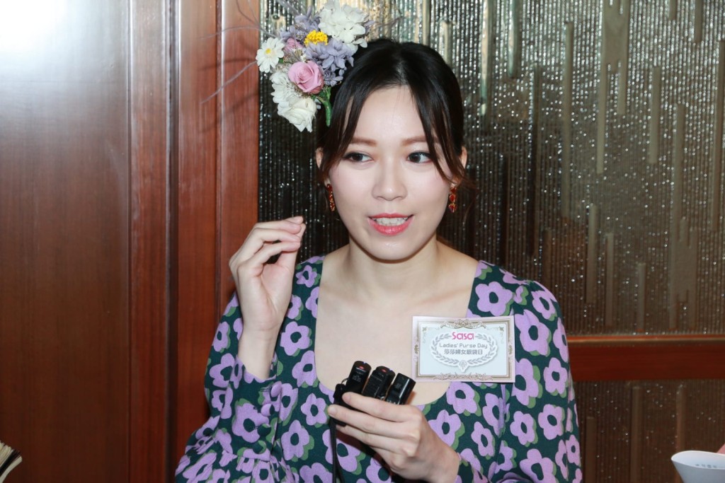 黃芷晴爆父親送花瘀事。