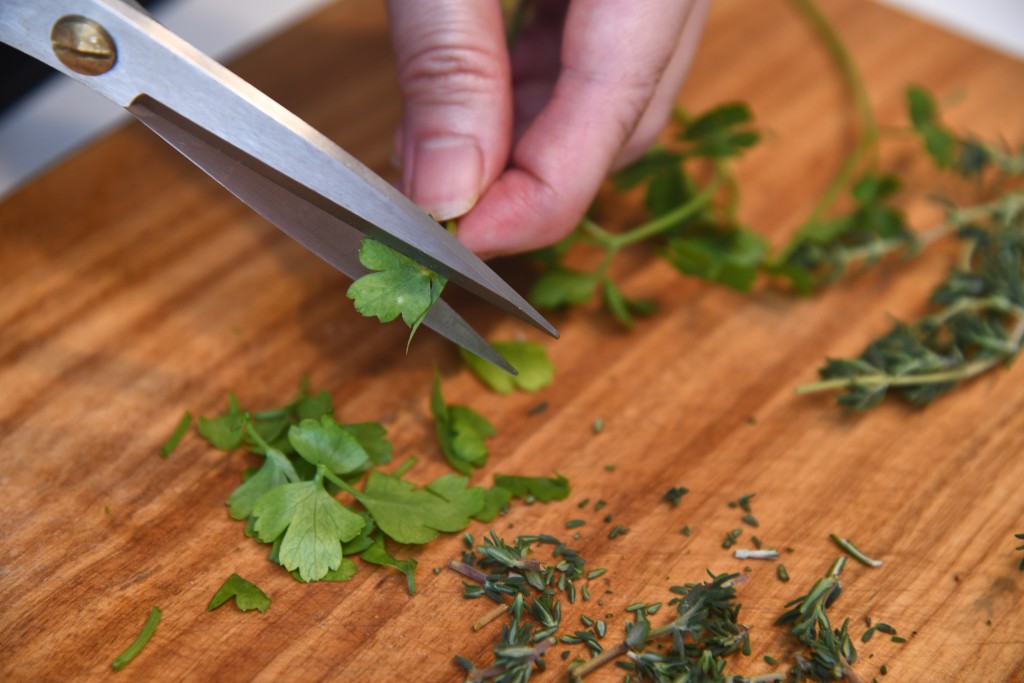 Step 1: 將百里香、迷迭香及番茜剪碎。 Cut the thyme, rosemary and parsley into pieces.