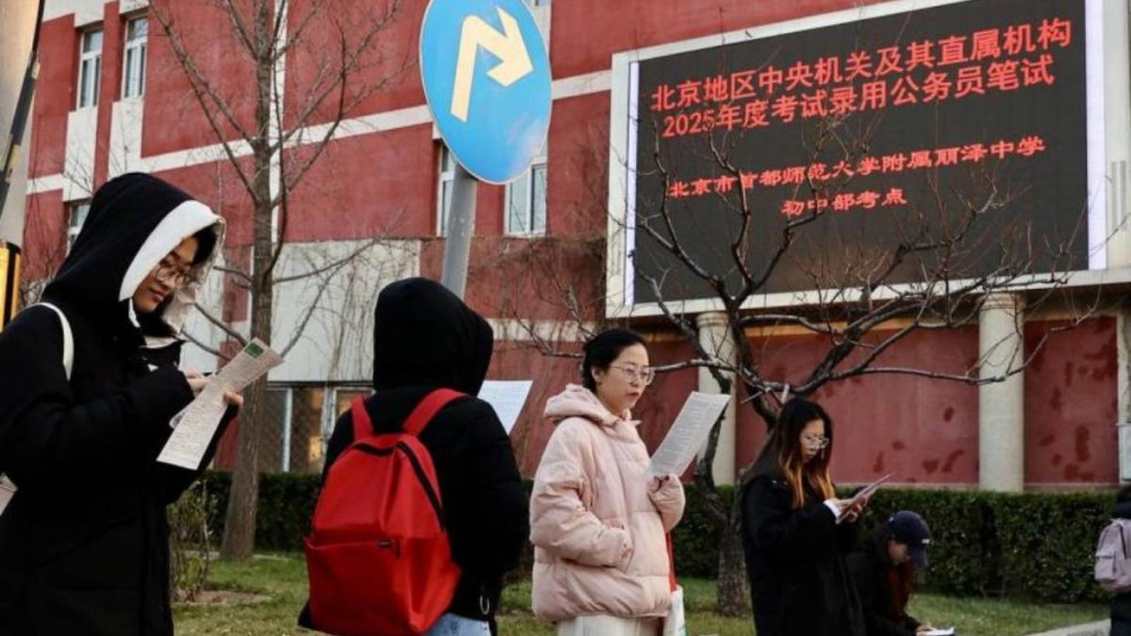 網絡熱傳的公務員「躺平」職位指南，遭官媒發文批評誤導。中新社