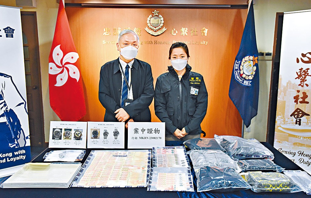 警方展示起回的現金及證物。