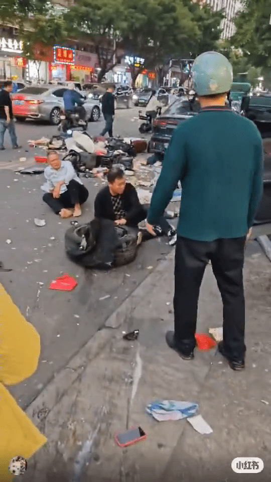 路上一片狼藉，有人倒地不起。