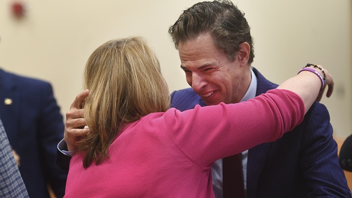 受害者家屬得知訴訟結果後互相擁抱。AP圖片