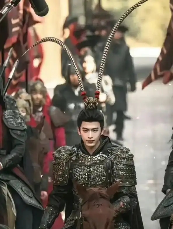 央视新闻曾发文赞扬该剧造型，称其头饰“雉鸡翎”融合了戏曲美学与非物质文化遗产元素，贴合角色气质，展现了东方韵味。