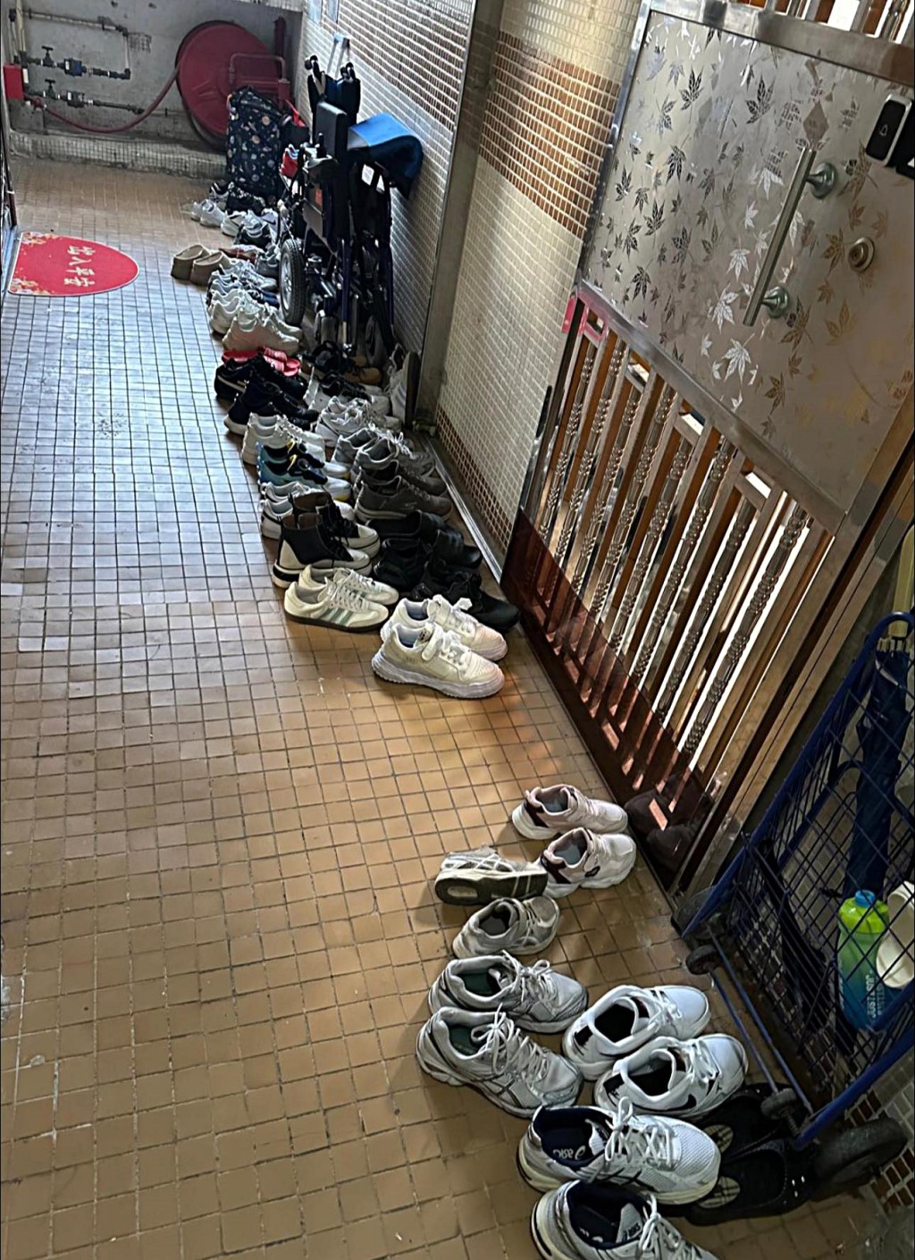 事主昨晚家中举行团拜，门外摆设二十多对波鞋。fb：真.屯门友