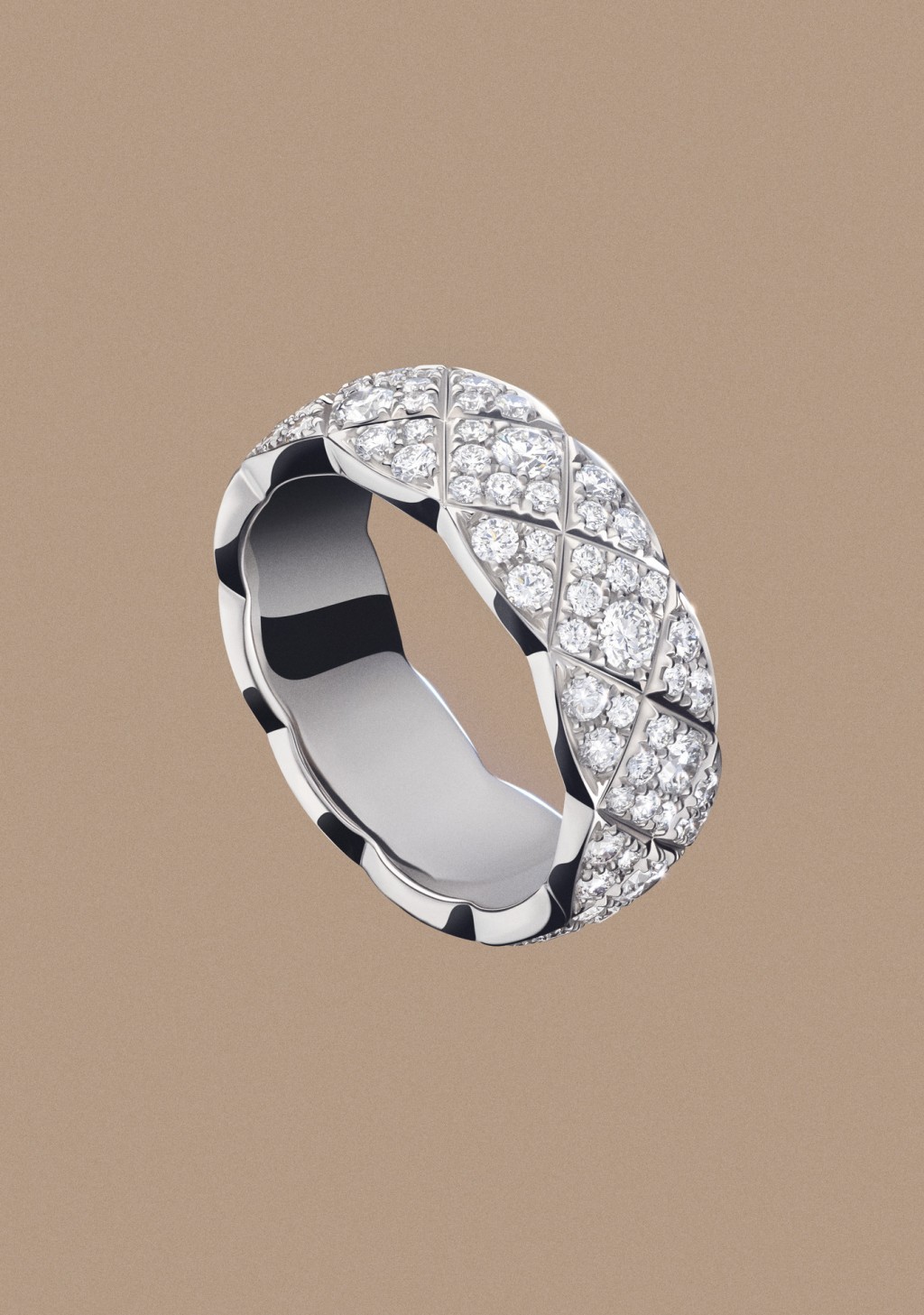 白金鑽石指環/$108,200，以雪花式鑲嵌不同大小的鑽石，營造恍如雪花反射陽光的耀目視效。