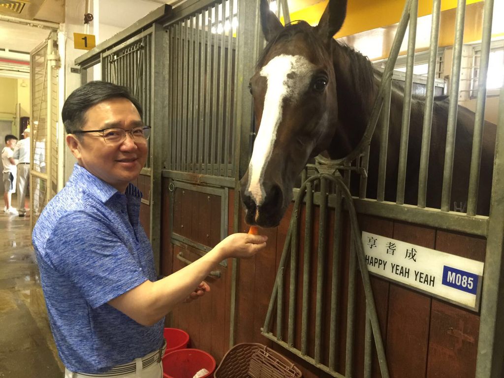 鄭博士充滿善心，善有善報，旗下馬匹常有好成績。