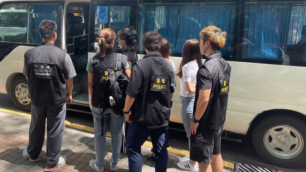 警方拘捕5男25女。警方提供