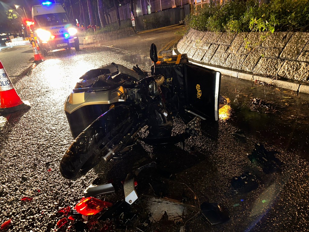 涉事電單車車頭損毀，碎片散落一地。