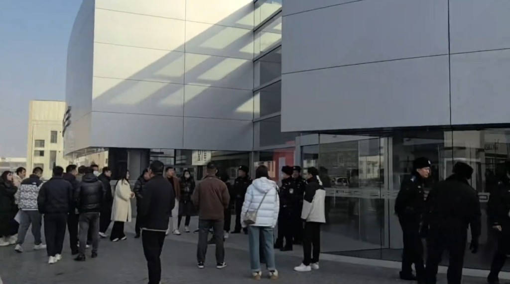 河南最大保时捷授权4S旗舰店郑州中原保时捷中心近日「跑路」。抖音@扶苏