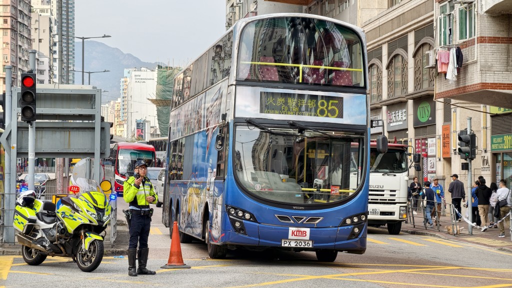 大批警員在場調查。