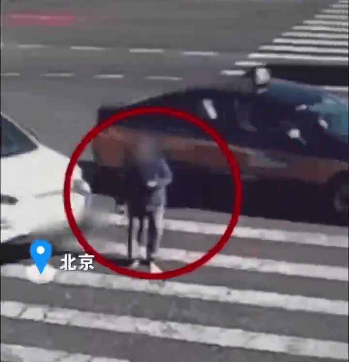 89岁老人过马路半路变红灯,被转弯的白色私家车撞倒。 89岁老人过马路半路变红灯,被转弯的白色私家车撞倒。