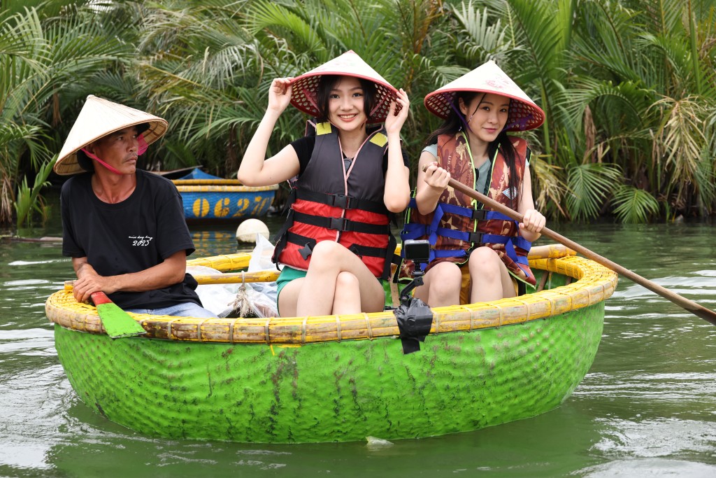 胡睿涵（中）在越南玩得好開心。