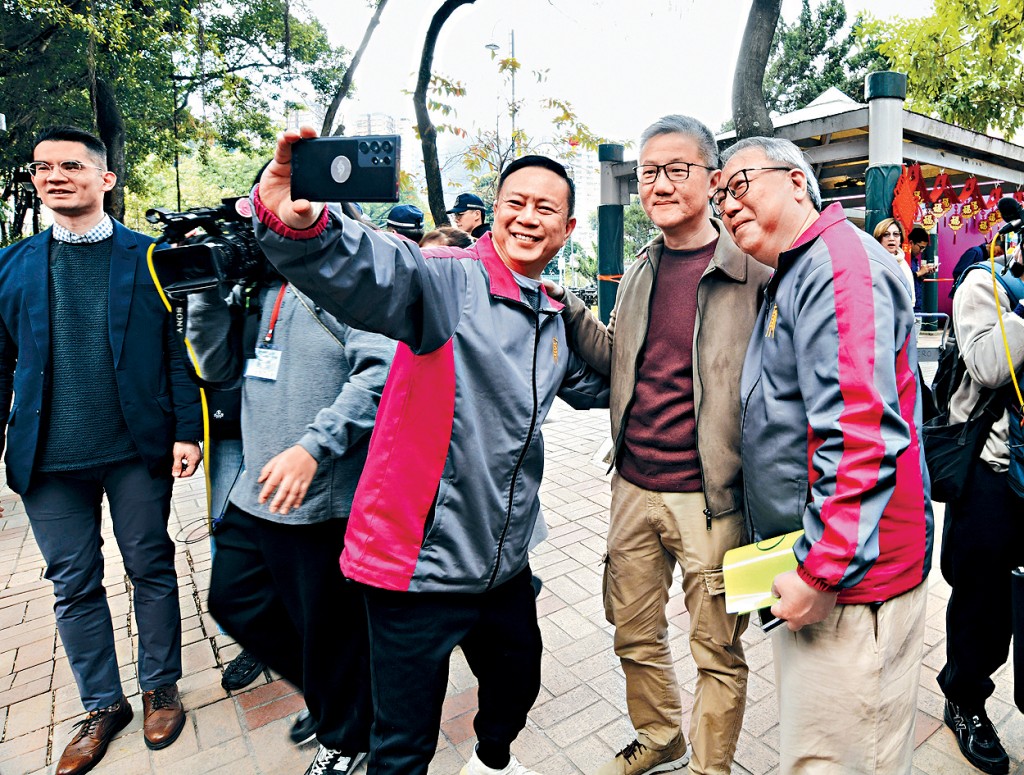 警務處處長蕭澤頤昨日到沙田車公廟巡視，期間與在場人士合照。