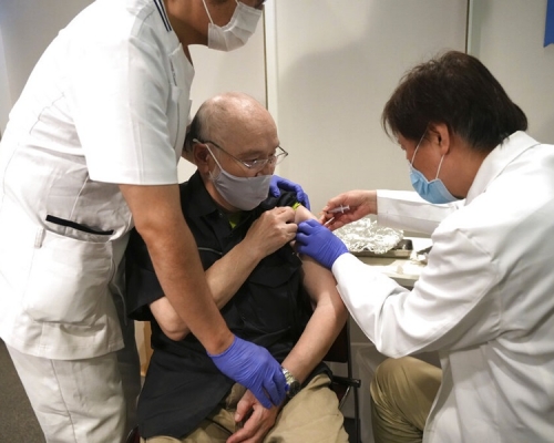 日本將擴大接種新冠病毒疫苗範圍。AP資料圖片