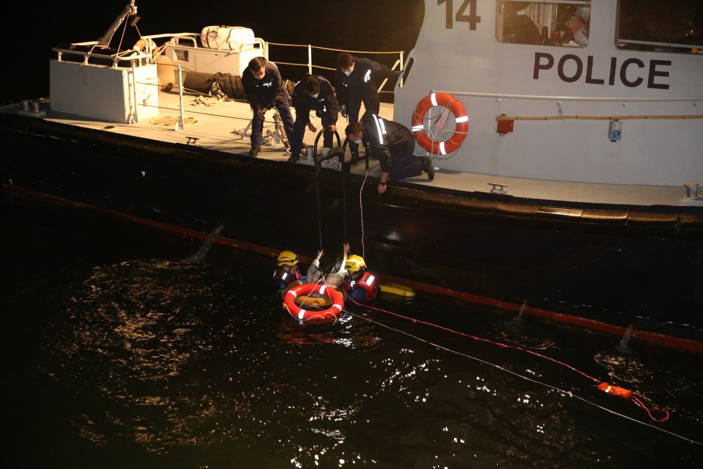墮海女生被救上水警輪。