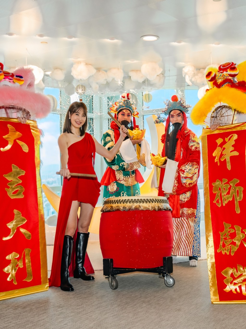 台北101美女董事长贾永婕因说一句“我们中国人过年穿大红色”，遭大量民进党支持者批评。facebook@贾永婕的跑跳人生