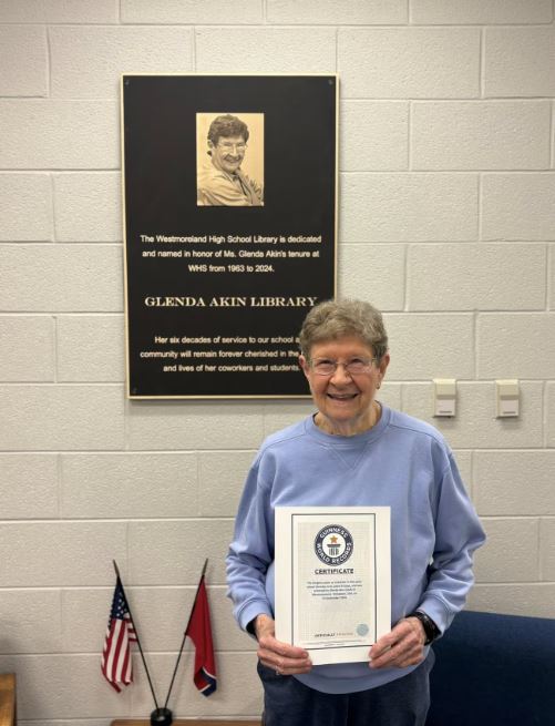 埃金手持健力士證書在牌匾前留影。Facebook