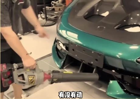 小米SU7 Ultra的碳纖維雙風道「車頭冚」，被踢爆根本不能讓氣流通過。小紅書＠萊芙酪