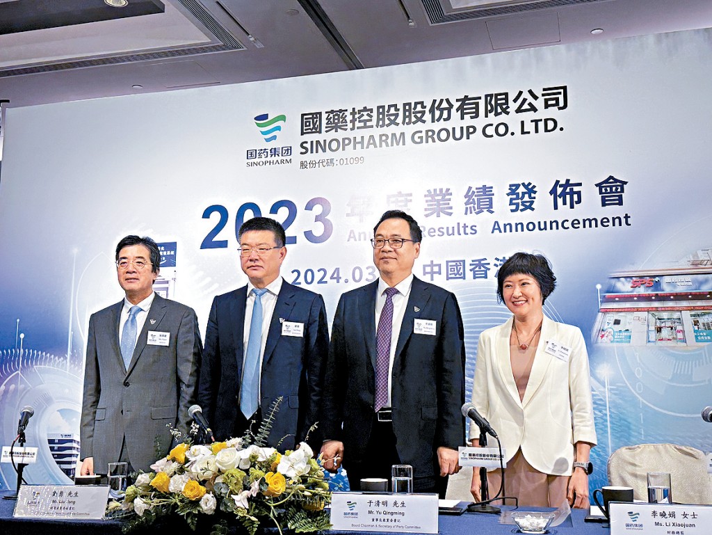 劉勇(左二)表示,去年毛利率跌幅屬可控範圍內,但未來會積極提升服務費收入。