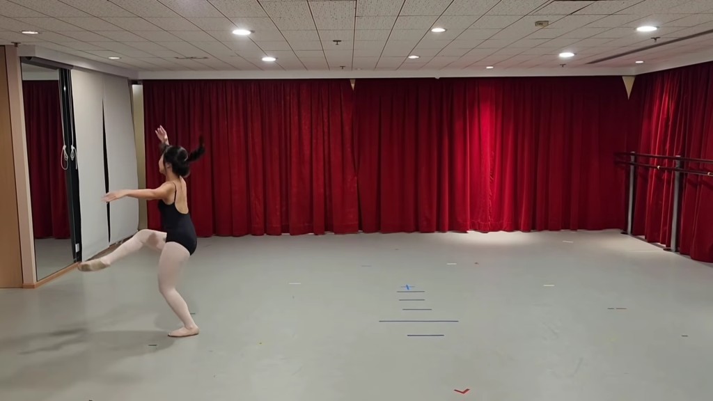 Celine杨铠凝芭蕾舞练习片段截图。