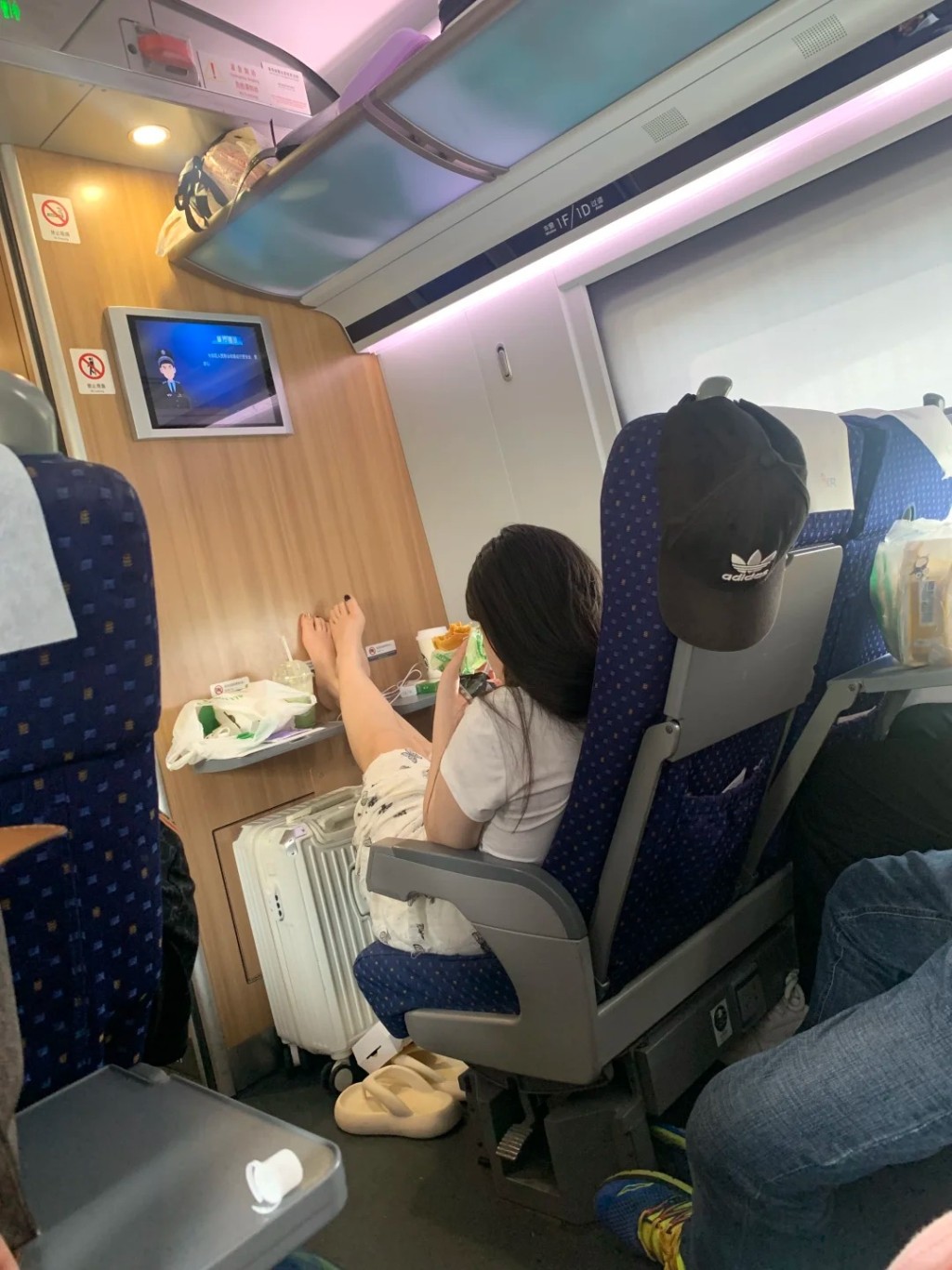缺德高鐵乘客的各種不文明行為,令多種火車即棄隔套大賣。小紅書 缺德高鐵乘客的各種不文明行為,令多種火車即棄隔套大賣。小紅書