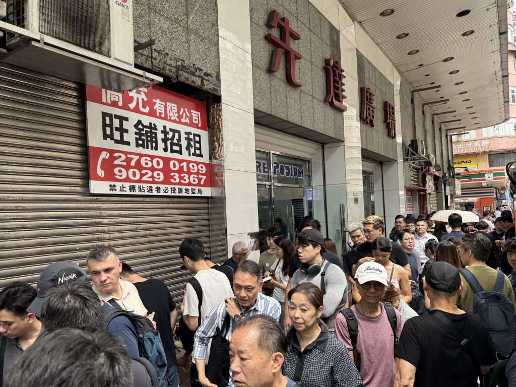 不少購入新iPhone人士趕到旺角先達廣場,冀「賣個好價錢」。 不少購入新iPhone人士趕到旺角先達廣場,冀「賣個好價錢」。