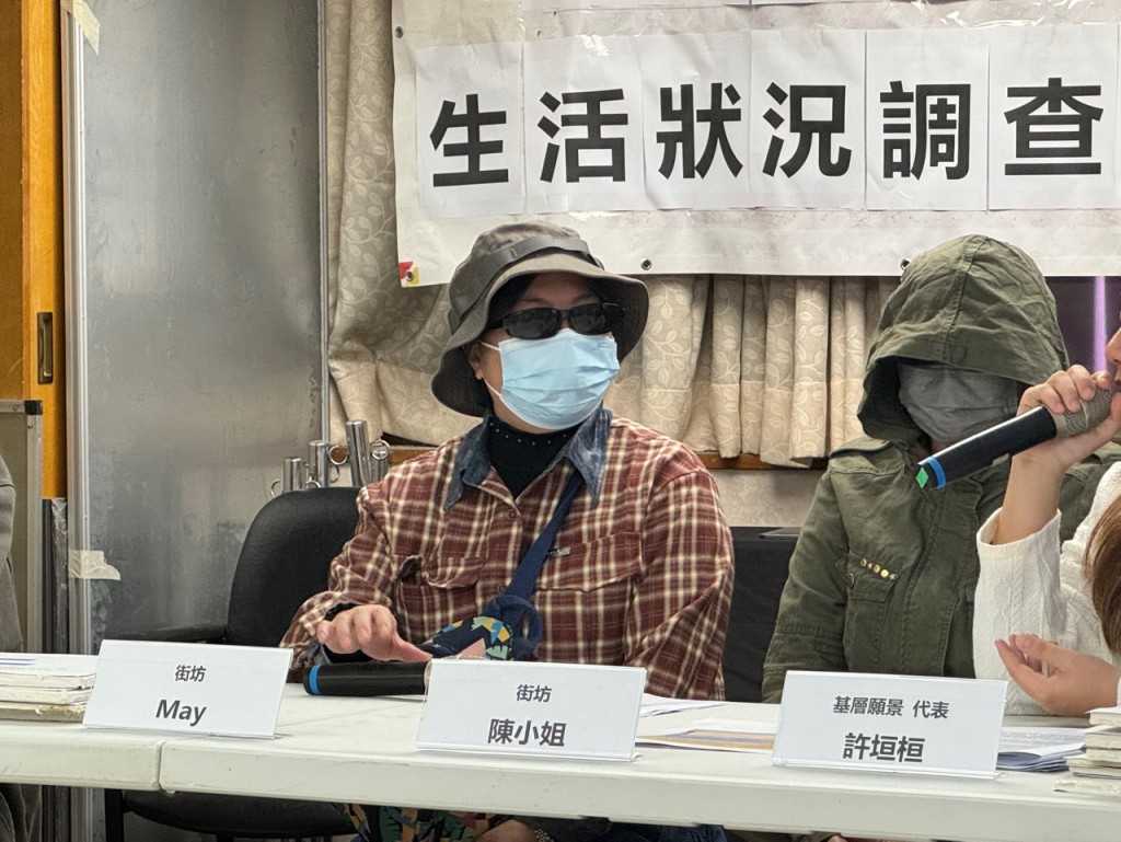 基层市民May（左1)表示，目前住在油麻地45呎的㓥房中，现在业主因简朴房政策要求她两年后搬走。
