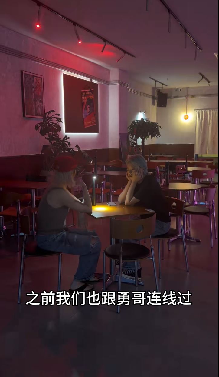 甘肃敦煌2女子以150万人民币开设女性友好的无烟酒吧，开心执笠。