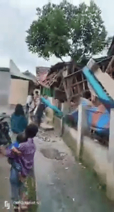 印尼发生5.6级地震，网上影片显示有建筑物骨牌式倒塌。网图