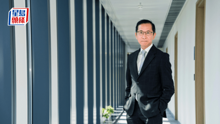 李家駒認為中小學「推廣閱讀津貼」應維持專款專用，而非整合或削減，又促請政府制訂「全民閱讀促進策略」。 汪旭峰攝