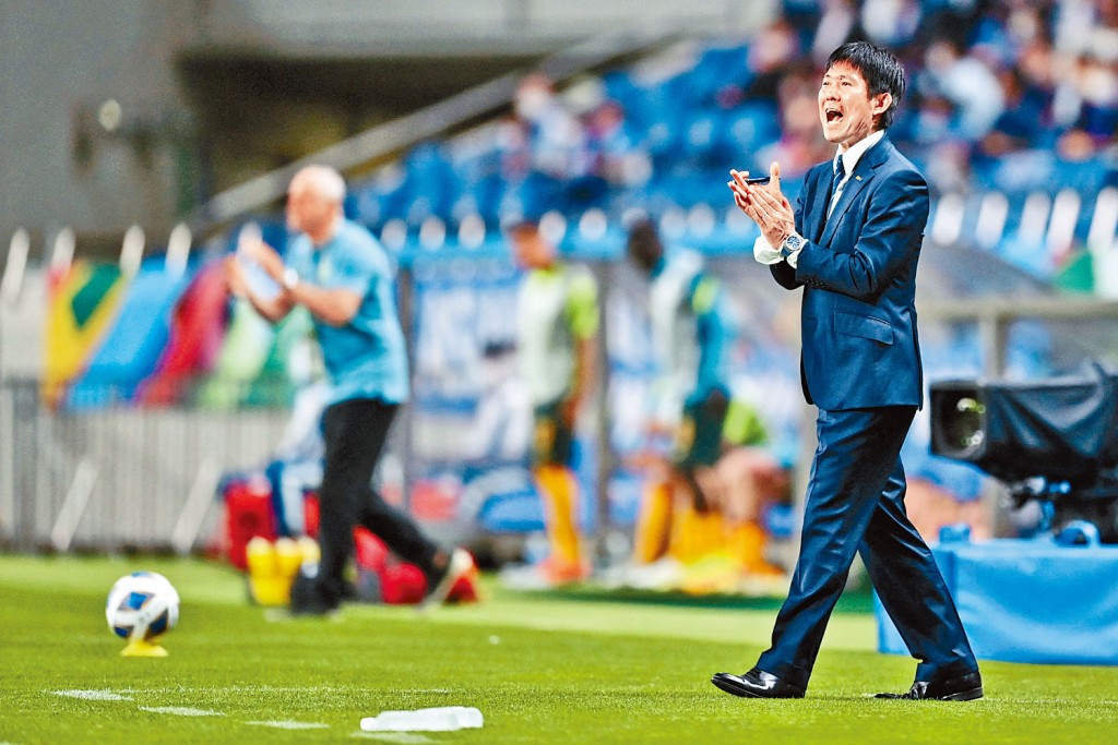 日本教练森保一在场边激励球员。