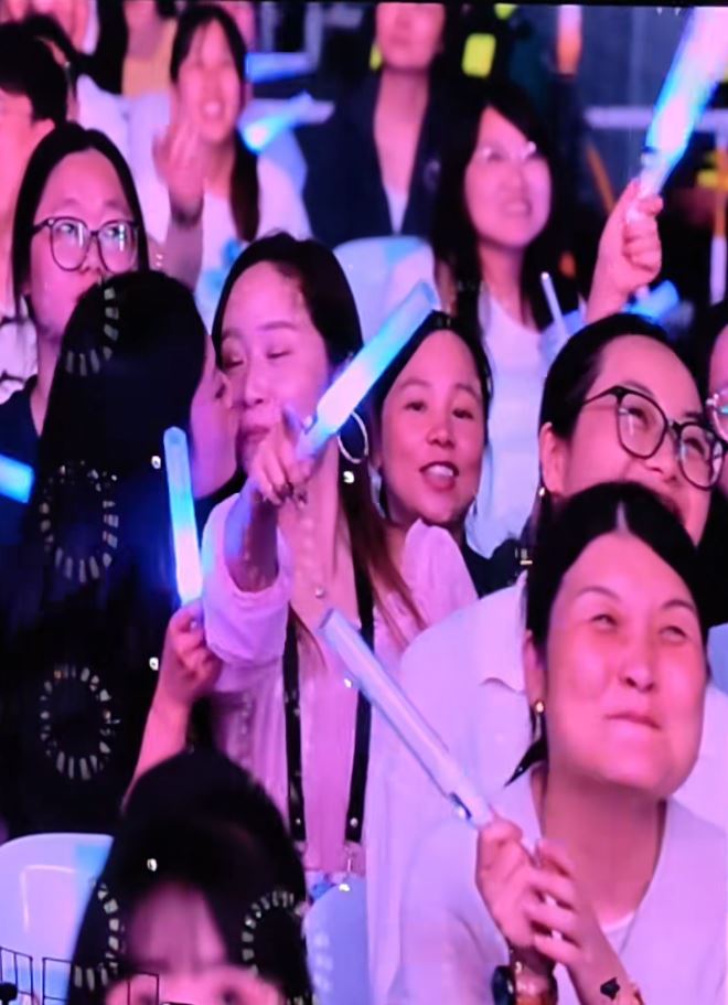 女主角转头亲吻女友人。抖音＠ 丶我不知道叫什么